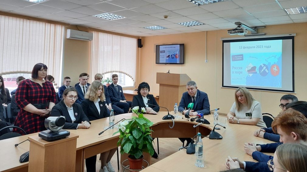 Губернатор Александр Богомаз принял участие в Разговорах о важном в лицее номер 27